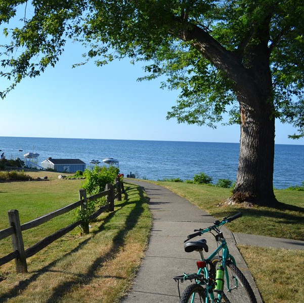 This used to be the northern spur of Beach Avenue. The street has been replaced with lawns and gardens, but the sidewalk is still here – taking pedestrians on a nice little divergence.